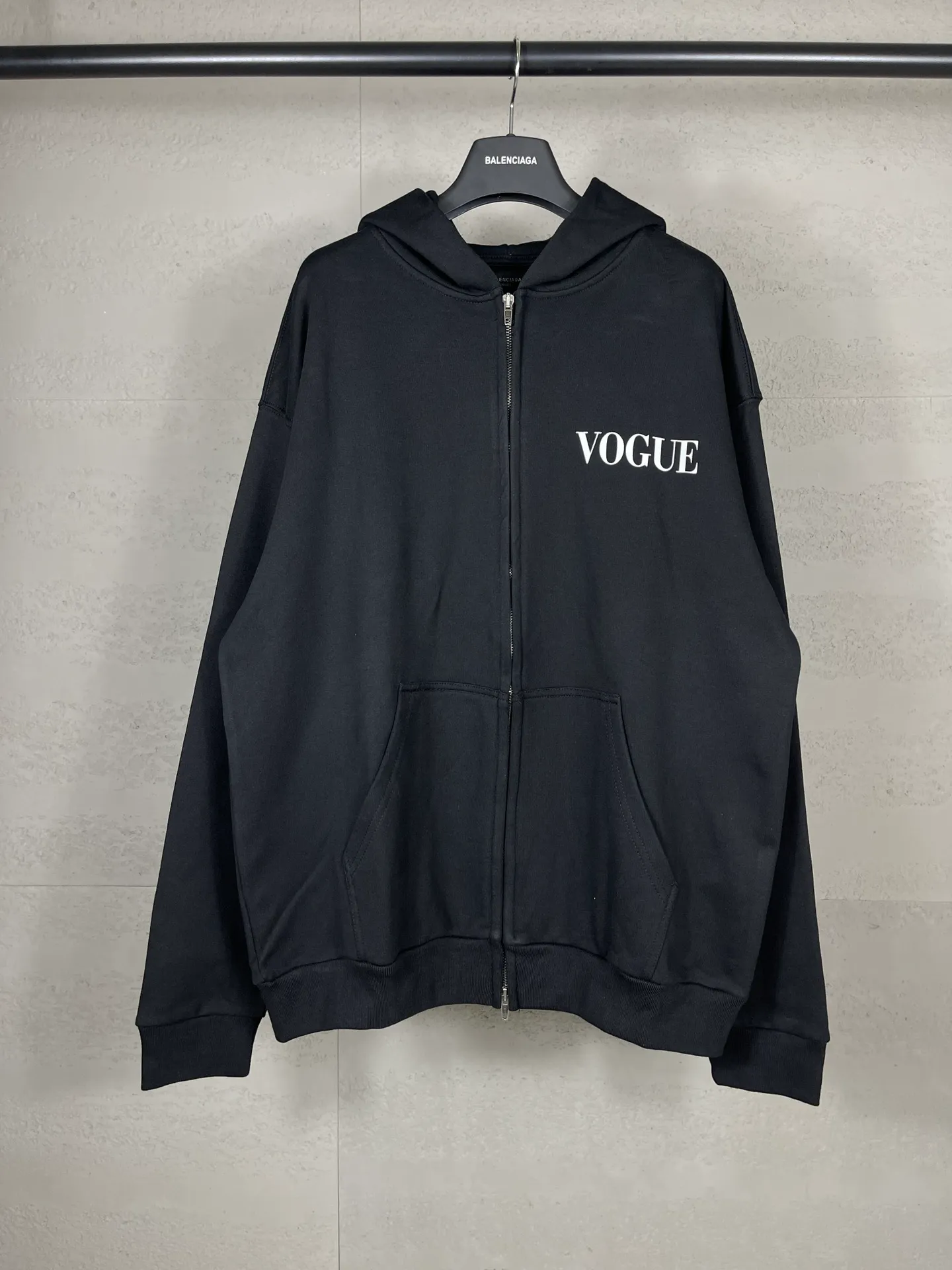 【 . Quality】BALENCI*GA/ .SS 24New Arrival Balenciaga Vogue Series. LOGO . . Authentic ， ！ ZP 。 460 ， . ， ，。 。 ， ， . OS . Same Style ：BL 238905 ：Black， White Size：XS S M L